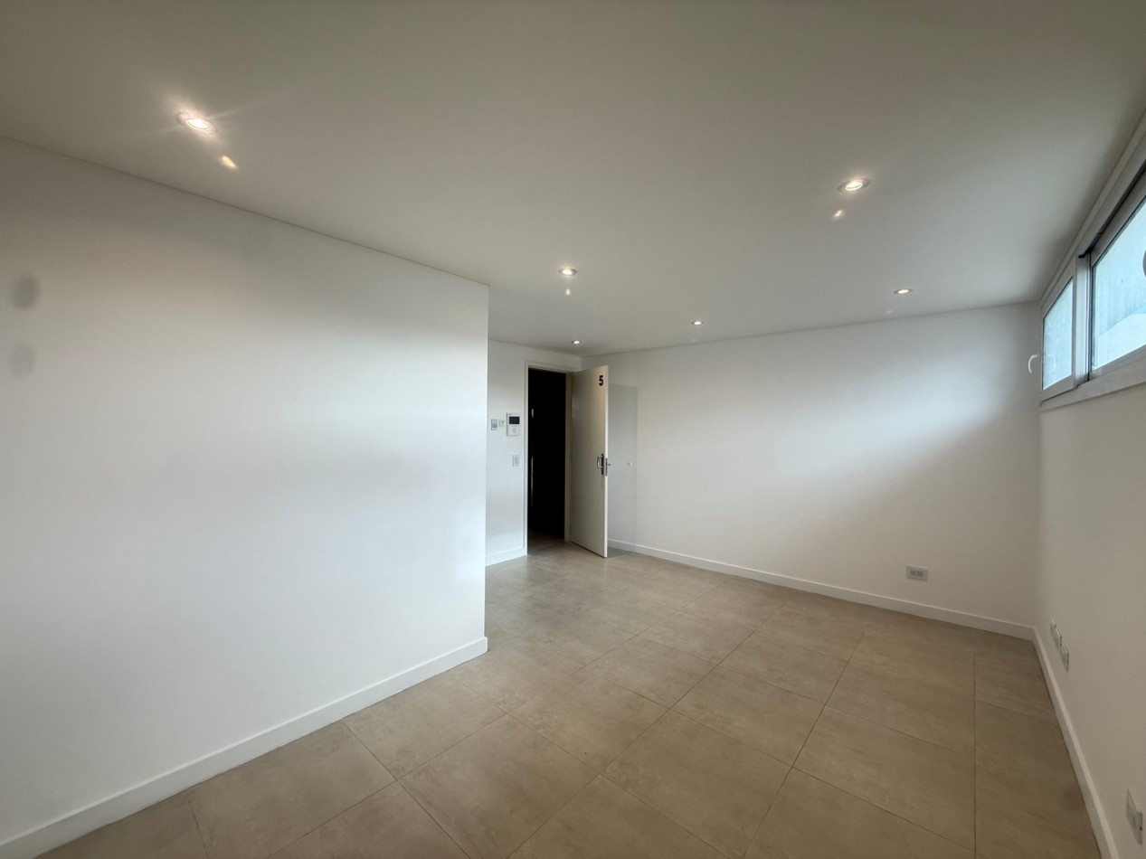 VENTA EN BLOCK GALPON + 5 OFICINAS SOBRE AV. JUAN B JUSTO 