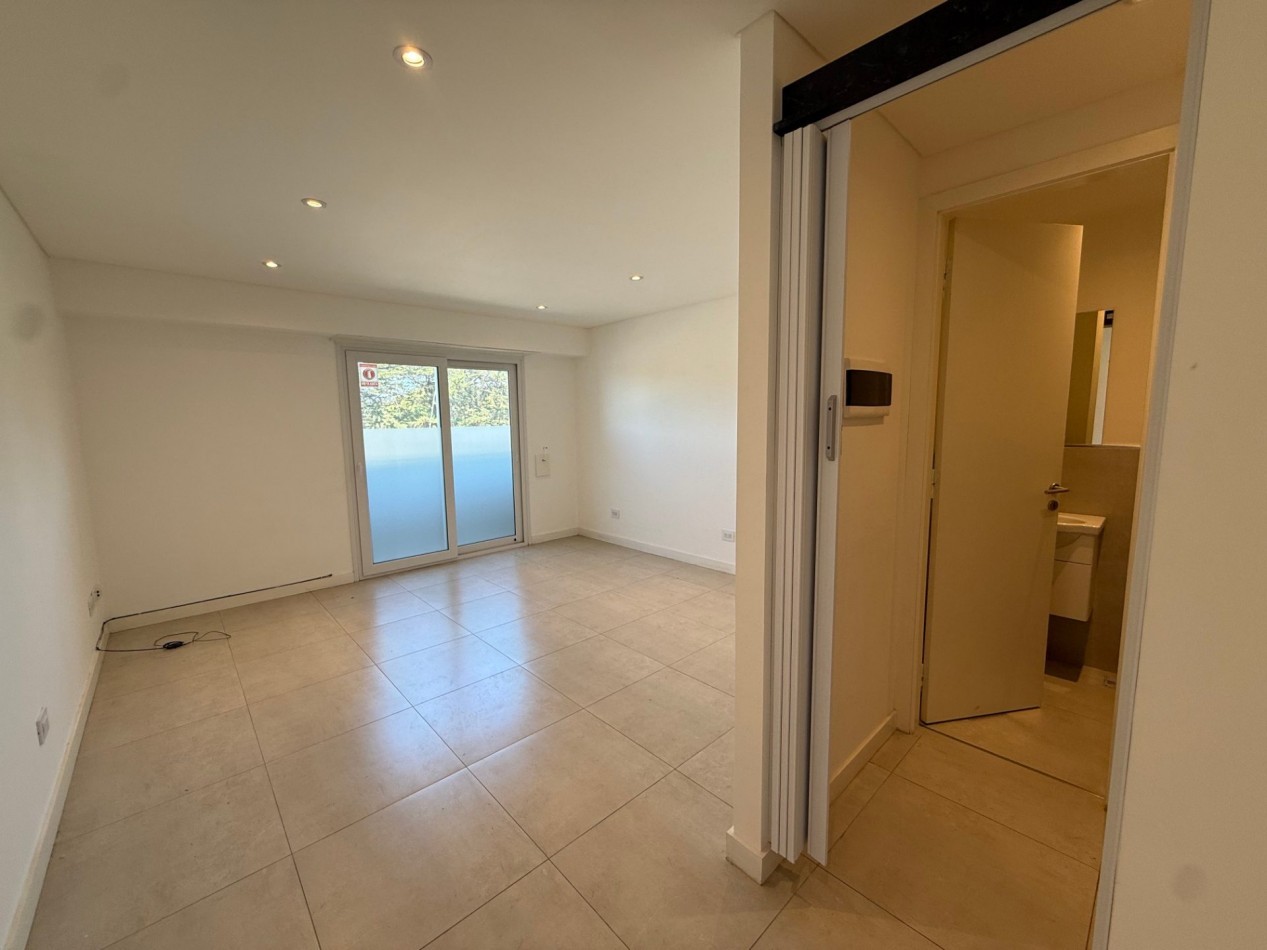 VENTA EN BLOCK GALPON + 5 OFICINAS SOBRE AV. JUAN B JUSTO 