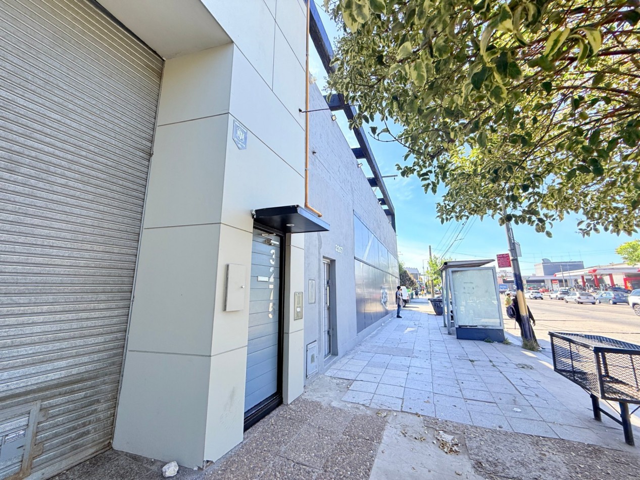 VENTA EN BLOCK GALPON + 5 OFICINAS SOBRE AV. JUAN B JUSTO 