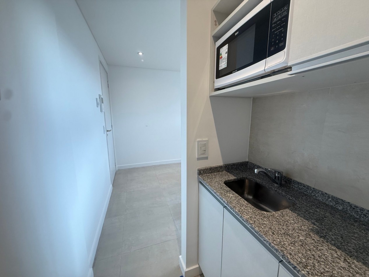 VENTA EN BLOCK GALPON + 5 OFICINAS SOBRE AV. JUAN B JUSTO 
