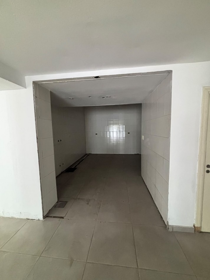 VENTA EN BLOCK GALPON + 5 OFICINAS SOBRE AV. JUAN B JUSTO 