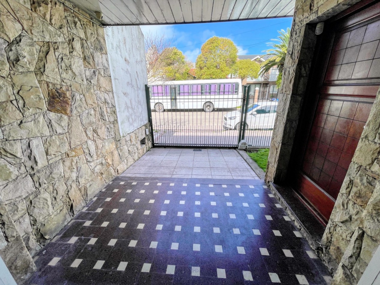 VENTA CASA 6 AMBIENTES CON QUINCHO Y COCHERA ZONA TERMINAL