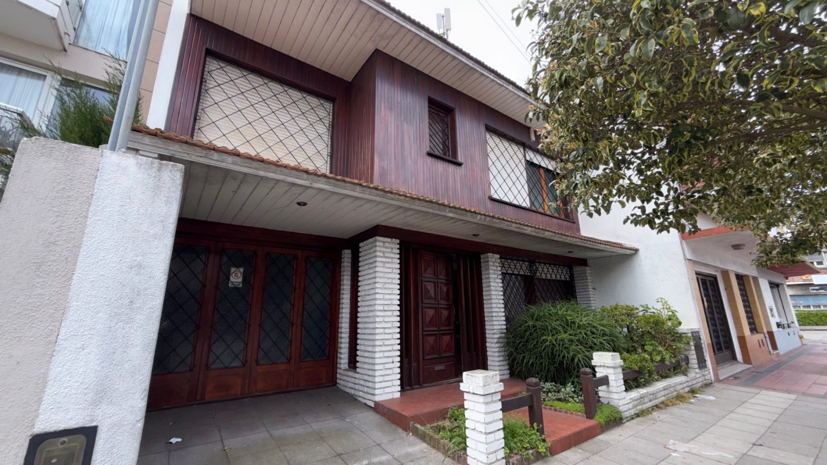 VENTA CASA 5 AMBIENTES CON GARAGE - QUINCHO - PARQUE - CHAUVIN 