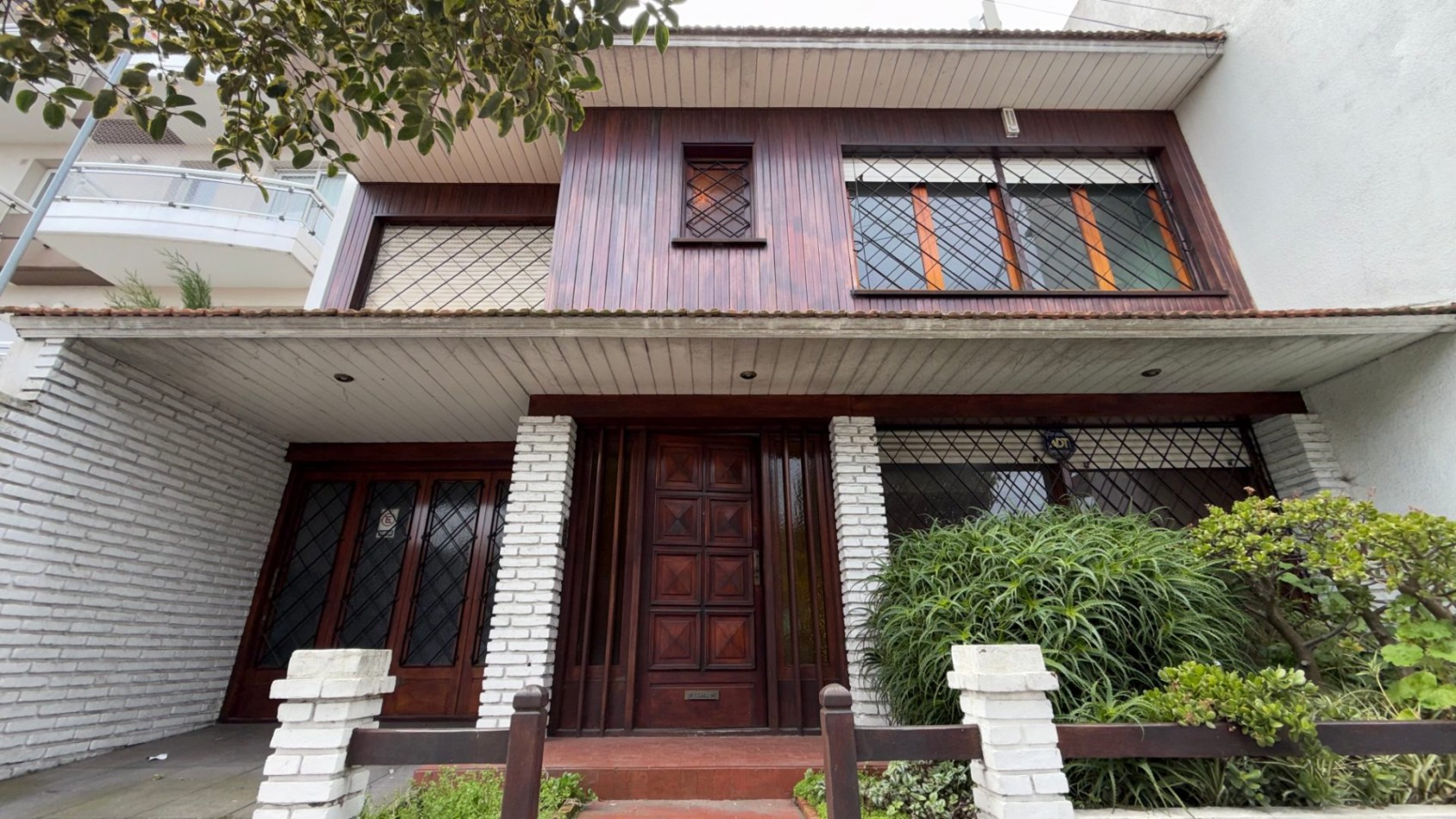 VENTA CASA 5 AMBIENTES CON GARAGE - QUINCHO - PARQUE - CHAUVIN 