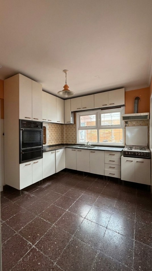 VENTA CASA 5 AMBIENTES CON GARAGE - QUINCHO - PARQUE - CHAUVIN 