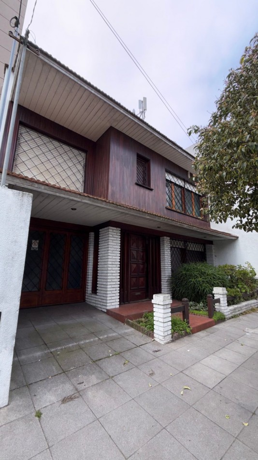 VENTA CASA 5 AMBIENTES CON GARAGE - QUINCHO - PARQUE - CHAUVIN 