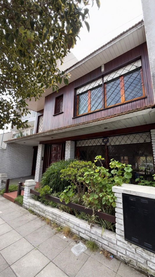 VENTA CASA 5 AMBIENTES CON GARAGE - QUINCHO - PARQUE - CHAUVIN 